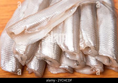 viele ungekocht Stamm kleine Fische auf Holzplatte Stockfoto