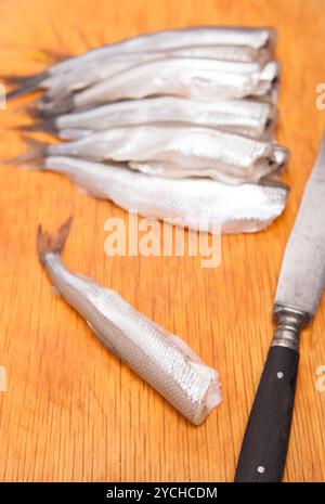 viele ungekocht Stamm kleine Fische auf Holzplatte Stockfoto