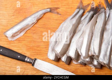 viele ungekocht Stamm kleine Fische auf Holzplatte Stockfoto