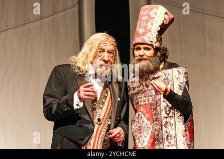 Dieter Hallervorden der Regierende Bürgermeister und Christiane Zander Esel und weitere, der Drache - Komödie mit Dieter Hallervorden, Berlin, Schlossparktheater Berlin, 23.10.2024, Stockfoto