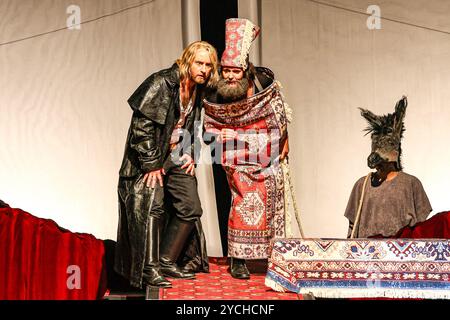 Fabian Stromberger Lanzelot und Christiane Zander Esel und weitere, der Drache - Komödie mit Dieter Hallervorden, Berlin, Schlossparktheater Berlin, 23.10.2024, Stockfoto