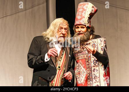 Dieter Hallervorden der Regierende Bürgermeister und Christiane Zander Esel und weitere, der Drache - Komödie mit Dieter Hallervorden, Berlin, Schlossparktheater Berlin, 23.10.2024, Stockfoto