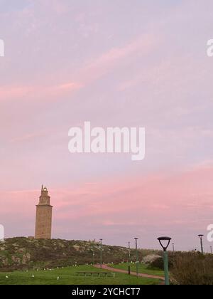 Wunderschöner herkules-Turm (Torre de Hércules), altes historisches architektonisches Wahrzeichen für Eine Coruña in spanien. Landschaft mit atemberaubendem rosa Himmel. Stockfoto