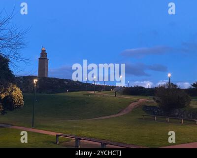 Wunderschöner herkules-Turm (Torre de Hércules), altes historisches architektonisches Wahrzeichen für Eine Coruña in spanien. Landschaft in der Nacht. Stockfoto