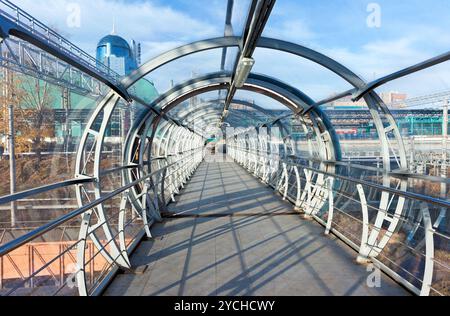 Stahl und Glas Brücke für Fußgänger überqueren die Bahn verfolgt in Samara, Russland Stockfoto