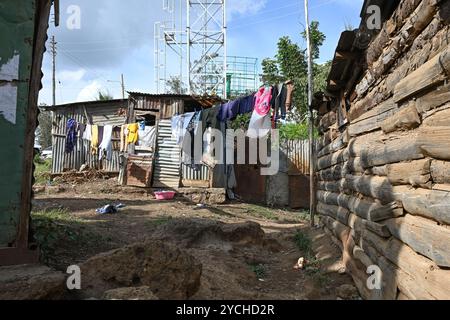 NAIROBI SLUM KIBERA, KENIA, AFRIKA - 18. NOVEMBER 2022: Wäschetrocknung in den engen Straßen des Slums in Nairobi, Kenia Stockfoto