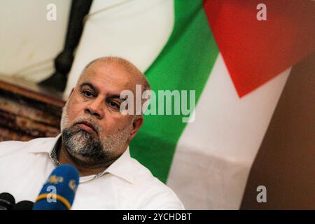 Tunis, Tunesien. 28. Mai 2024. Der palästinensische Journalist und Leiter des Gaza-Büros von Al Jazeera, Wael Dahdouh, spricht während einer Pressekonferenz im Hauptquartier der tunesischen Journalistenunion (SNJT) in Tunis. Wael Dahdouh, der gerade Tunesien besucht, verlor mehrere Familienmitglieder, seinen Kameramann, und er wurde bei israelischen Bombenangriffen während seiner Berichterstattung über den andauernden Krieg in Gaza verletzt Stockfoto