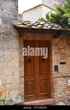 san Gimignano, Italien. September 2024. Alte Türen in der mittelalterlichen Stadt San Gimignano. Hochwertige Fotos Stockfoto