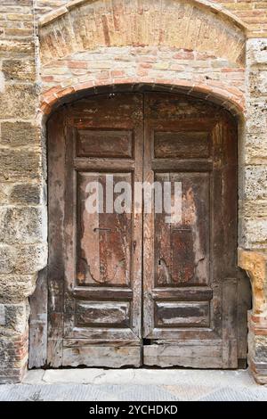 san Gimignano, Italien. September 2024. Alte Türen in der mittelalterlichen Stadt San Gimignano. Hochwertige Fotos Stockfoto