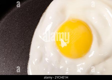 Spiegelei mit einem Eigelb in der Pfanne Stockfoto