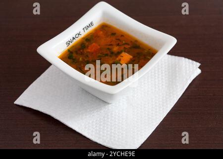 Hühnersuppe mit Gemüse Stockfoto