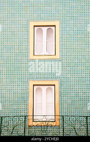 Fenster mit Fliesen Stockfoto