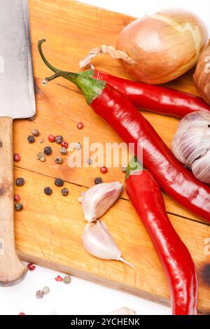 Gewürze, heißes Chili und Messer auf Holz Stockfoto