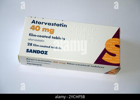 Eine Schachtel mit 28 40 mg Film Coated Atorvastatin (Lipitor) 'Statin' Tabletten von Sandoz, verschrieben zur Senkung des Cholesterinspiegels, England, Vereinigtes Königreich. Stockfoto