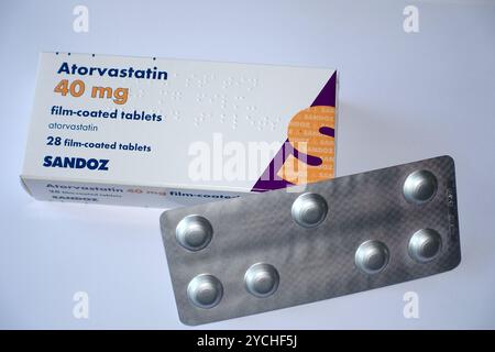 Eine Schachtel mit 28 40 mg Film Coated Atorvastatin (Lipitor) 'Statin' Tabletten von Sandoz, verschrieben zur Senkung des Cholesterinspiegels, England, Vereinigtes Königreich. Stockfoto