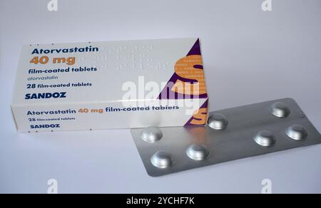 Eine Schachtel mit 28 40 mg Film Coated Atorvastatin (Lipitor) 'Statin' Tabletten von Sandoz, verschrieben zur Senkung des Cholesterinspiegels, England, Vereinigtes Königreich. Stockfoto