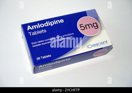 Eine Schachtel mit 28, 5mg Amlodipin-Tabletten, hergestellt von Crescent und verschrieben zur Behandlung von Bluthochdruck (Hypertonie), England, Großbritannien. Stockfoto