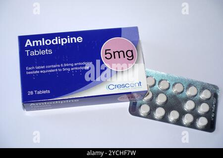 Eine Schachtel mit 28, 5mg Amlodipin-Tabletten, hergestellt von Crescent und verschrieben zur Behandlung von Bluthochdruck (Hypertonie), England, Großbritannien. Stockfoto