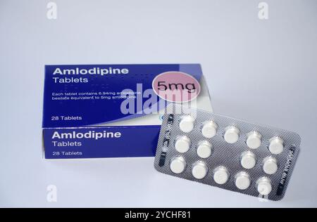 Eine Schachtel mit 28, 5mg Amlodipin-Tabletten, hergestellt von Crescent und verschrieben zur Behandlung von Bluthochdruck (Hypertonie), England, Großbritannien. Stockfoto