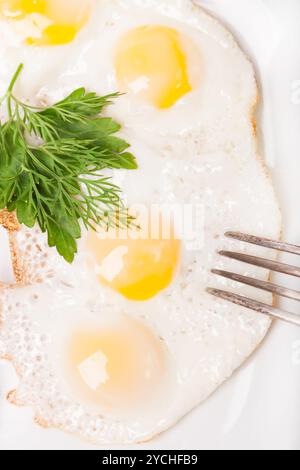 Frühstück mit Spiegeleiern auf Teller Stockfoto