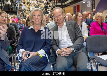 Katja Wildermuth, Intendantin Bayerischer Rundfunk, und Thorsten Schmiege, Praesident Bayerische Landeszentrale für neue Medien BLM, waehrend der Medientage am Mittwoch 23.10.2024 in München. Die Medientage München sind ein jaehrlich stattfindender Kongress der Kommunikationsbranche mit angeschlossener Messe. NUR REDAKTIONELLE VERWENDUNG *** Katja Wildermuth, Direktorin des Bayerischen Rundfunks, und Thorsten Schmiege, Präsident der Bayerischen Regulierungsbehörde für neue Medien BLM , während der Medientage am Mittwoch, 23 10 2024 in München die Medientage München sind ein jährlicher Kongress der communicatio Stockfoto