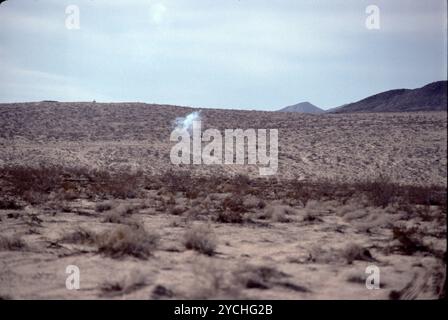 Fort Irwin, CA. USA. Mai 1991. Das Fort Irwin National Training Center (Fort Irwin NTC) ist ein wichtiges Trainingsgebiet für das US-Militär in der Mojave-Wüste im Norden des San Bernardino County, Kalifornien. Fort Irwin liegt auf einer durchschnittlichen Höhe von 2.454 ft (748 m) und liegt 37 mi (60 km) nordöstlich von Barstow in den Calico Mountains. Das National Training Center ist Teil des US Army Forces Command (FORSCOM). Die gegnerische Streitmacht im National Training Center ist das 11. Gepanzerte Kavallerie-Regiment, die Blackhorse Cavalry, die auf der Basis stationiert sind, um eine gegnerische Streitmacht zu bilden Stockfoto