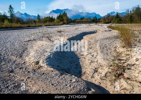 Wasserknappheit im Isartal Kompletter Trockenfall der Isar, deren Wasser bei Krün in einem Kanal zum Walchensee abgeleitet wird und das Restwasser bei Stockfoto