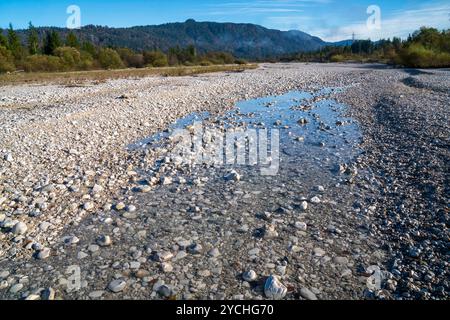 Wasserknappheit im Isartal Kompletter Trockenfall der Isar, deren Wasser bei Krün in einem Kanal zum Walchensee abgeleitet wird und das Restwasser bei Stockfoto