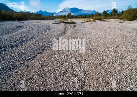 Wasserknappheit im Isartal Kompletter Trockenfall der Isar, deren Wasser bei Krün in einem Kanal zum Walchensee abgeleitet wird und das Restwasser bei Stockfoto