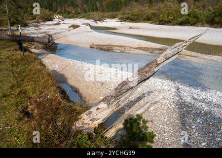 Wasserknappheit im Isartal Kompletter Trockenfall der Isar, deren Wasser bei Krün in einem Kanal zum Walchensee abgeleitet wird und das Restwasser bei Stockfoto