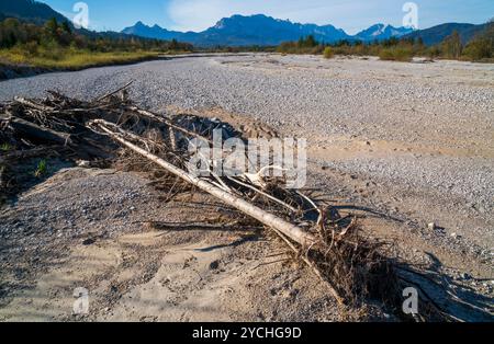 Wasserknappheit im Isartal Kompletter Trockenfall der Isar, deren Wasser bei Krün in einem Kanal zum Walchensee abgeleitet wird und das Restwasser bei Stockfoto