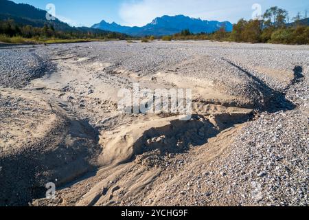 Wasserknappheit im Isartal Kompletter Trockenfall der Isar, deren Wasser bei Krün in einem Kanal zum Walchensee abgeleitet wird und das Restwasser bei Stockfoto