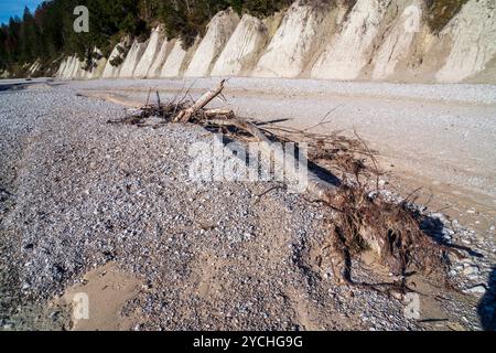 Wasserknappheit im Isartal Kompletter Trockenfall der Isar, deren Wasser bei Krün in einem Kanal zum Walchensee abgeleitet wird und das Restwasser bei Stockfoto