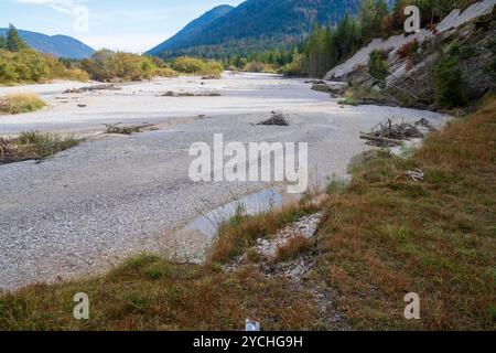 Wasserknappheit im Isartal Kompletter Trockenfall der Isar, deren Wasser bei Krün in einem Kanal zum Walchensee abgeleitet wird und das Restwasser bei Stockfoto