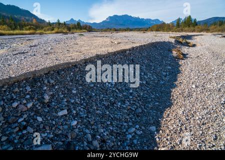 Wasserknappheit im Isartal Kompletter Trockenfall der Isar, deren Wasser bei Krün in einem Kanal zum Walchensee abgeleitet wird und das Restwasser bei Stockfoto