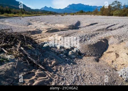 Wasserknappheit im Isartal Kompletter Trockenfall der Isar, deren Wasser bei Krün in einem Kanal zum Walchensee abgeleitet wird und das Restwasser bei Stockfoto