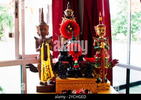 König Thao Wessuwan oder Vasavana Kuvera riesige Statue am Wat Tha IT Tempel für thailänder Reisende besuchen Respekt und segnen mystischen Wunsch Stockfoto