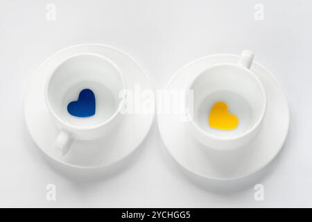 Leere Tasse und Untertasse mit Herzen Stockfoto