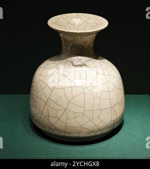 Eine antike Keramikvase mit Rissen auf der Oberfläche, ausgestellt im Museum in Nanjing Stockfoto