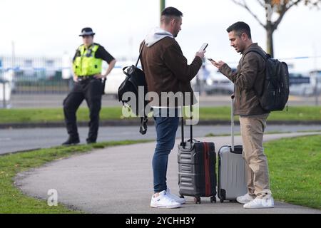 Die Passagiere warten auf den Zugang zum Flughafen Birmingham, nachdem er nach einer Sicherheitswarnung evakuiert wurde. Bilddatum: Mittwoch, 23. Oktober 2024. Stockfoto