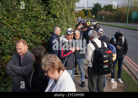 Die Passagiere warten auf den Zugang zum Flughafen Birmingham, nachdem er nach einer Sicherheitswarnung evakuiert wurde. Bilddatum: Mittwoch, 23. Oktober 2024. Stockfoto