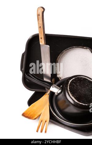 Haufen Küchenbackgeschirr mit Pfanne und Topf Stockfoto