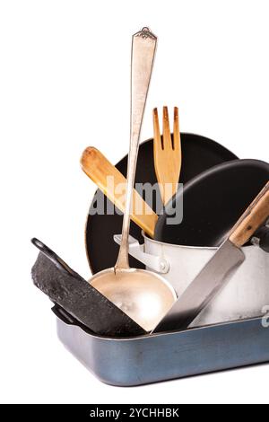 Haufen Küchenbackgeschirr mit Pfanne und Topf Stockfoto
