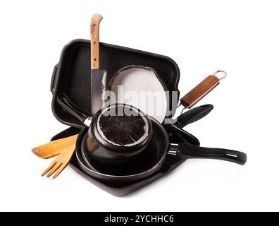Haufen Küchenbackgeschirr mit Pfanne und Topf Stockfoto