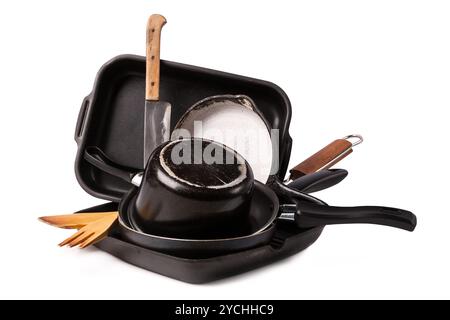 Haufen Küchenbackgeschirr mit Pfanne und Topf Stockfoto