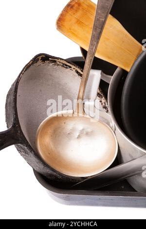Haufen Küchenbackgeschirr mit Pfanne und Topf Stockfoto