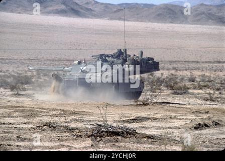 Fort Irwin, CA. USA. Mai 1991. Das Fort Irwin National Training Center (Fort Irwin NTC) ist ein wichtiges Trainingsgebiet für das US-Militär in der Mojave-Wüste im Norden des San Bernardino County, Kalifornien. Fort Irwin liegt auf einer durchschnittlichen Höhe von 2.454 ft (748 m) und liegt 37 mi (60 km) nordöstlich von Barstow in den Calico Mountains. Das National Training Center ist Teil des US Army Forces Command (FORSCOM). Die gegnerische Streitmacht im National Training Center ist das 11. Gepanzerte Kavallerie-Regiment, die Blackhorse Cavalry, die auf der Basis stationiert sind, um eine gegnerische Streitmacht zu bilden Stockfoto