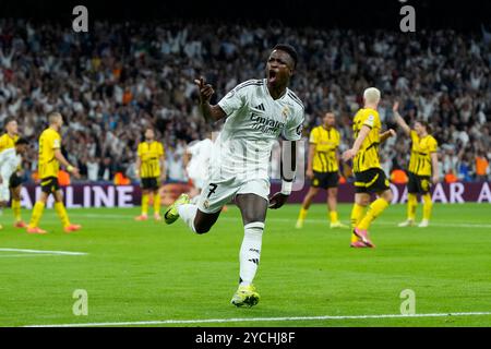 Madrid, Spanien. Oktober 2024. Vinicius Junior von Real Madrid CF spielte am 22. Oktober 2024 im Santiago Bernabeu Stadion in Madrid, Spanien, während des UEFA Champions League-Spiels zwischen Real Madrid und Borussia Dortmund. (Foto: Cesar Cebolla/PRESSINPHOTO) Credit: PRESSINPHOTO SPORTS AGENCY/Alamy Live News Stockfoto