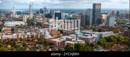 Panoramaaufnahme der Skyline von Birmingham im Herbst Stockfoto