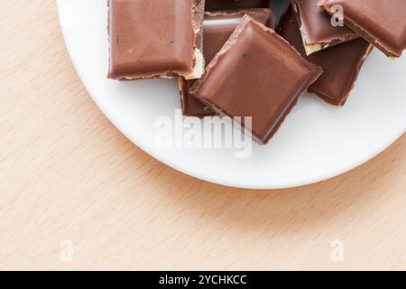Schokolade mit Nüssen auf einem Teller Stockfoto
